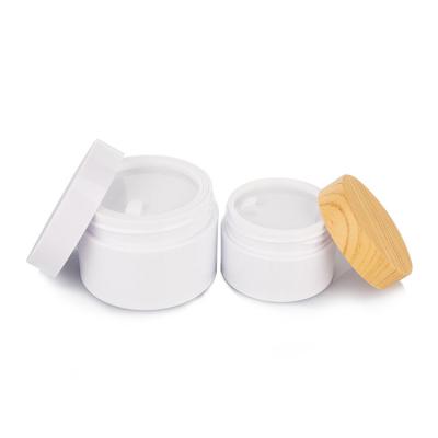 Chine Bouteille de crème en plastique cylindrique de 120 ml avec couvercle en bambou et corps blanc opaque à vendre
