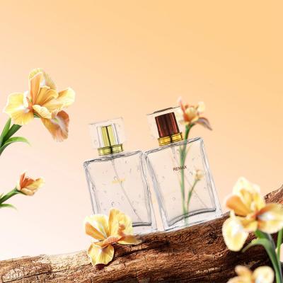 China Estética atractiva Botella de perfume de vidrio cuadrado de 50 ml con acentos dorados en venta