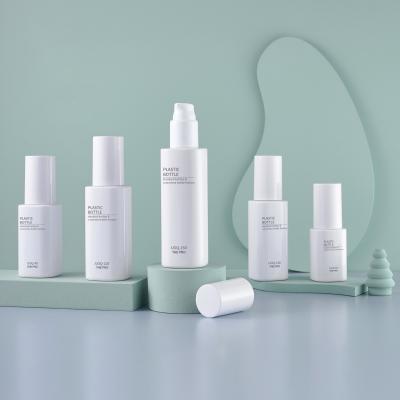 Cina Bottiglia di lozione di plastica con testa di pompa personalizzabile per la distribuzione personalizzata di prodotti per la cura della pelle in vendita