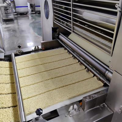 Chine Fried Instant Noodle Production Line complètement automatique pour l'usine de traitement des denrées alimentaires des produits alimentaires à vendre