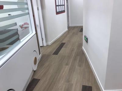 China Office Wood Grain LVT Plank Flooring Glue Down Easy Maintenance for sale