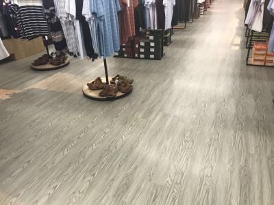 China Resbalón de madera del grueso del diseño 2.m m del suelo del vinilo de la hoja de la plaza de compras - resistencia en venta
