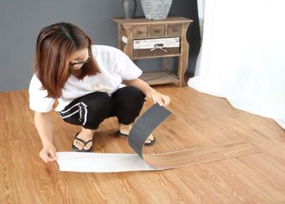 Chine Plancher en plastique de vinyle LVT de plancher adhésif de la colle pour la décoration commerciale à vendre
