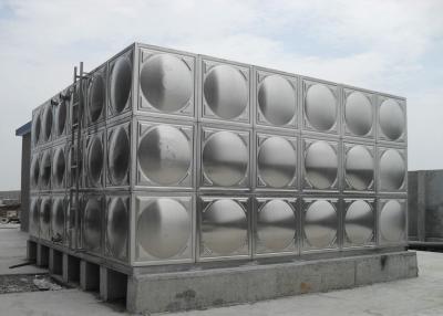 China Gepolsterter isolierter Wasserbehälter aus Edelstahl Silberfarbe mit einer Kapazität von 100 Tonnen zu verkaufen