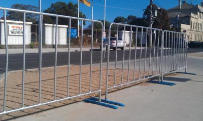 中国 Temporary 0.9m Metal Crowd Control Barriers Barricade Fencing Hot Dipped Galvanized 販売のため