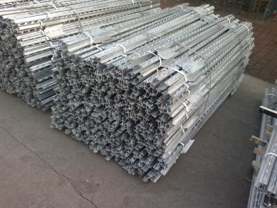 Cina 10' T-Post Studded 1.33 Lb/Ft Steel Strainer Farm Fence Metal T Post con Spade in vendita