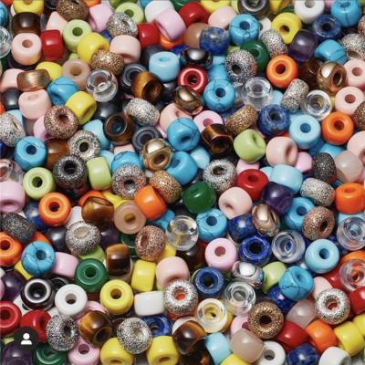 Chine Le forte de pierre gemme de 100 couleurs perle 6*8mm*2.0 troue des modèles de DIY avec la corde à vendre
