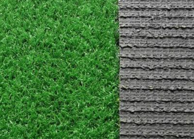 China Césped artificial exterior 25m m de la hierba de las pavimentadoras sintéticas verdes del PE PP en venta