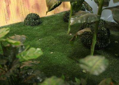 Chine Densité synthétique artificielle du gazon 13650 d'herbe de terrain de jeu extérieur à vendre