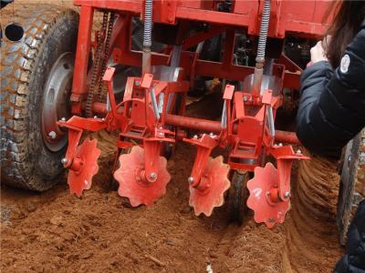 China Máquina de la siembra de la semilla del tractor de la tajada L14cm de la máquina del plantador de la mandioca de Ridging 120hp en venta