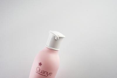 China Botellas cosméticas vacías ligeras con la dirección superficial de la capa del color de la bomba en venta