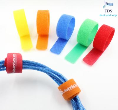 China El gancho material de nylon del 100% y las correas de cable del lazo modificaron el logotipo para el dispositivo en venta
