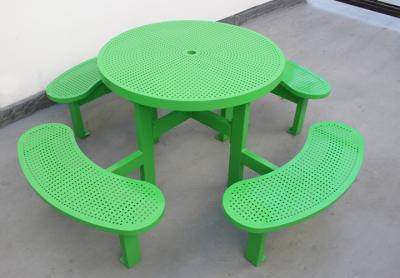 China Mesas redondas de picnic al aire libre personalizadas, mesa de metal y banco con paraguas en venta