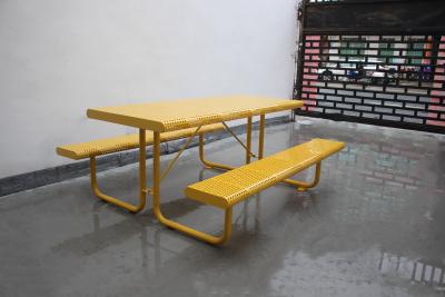 China Buitenperforated metalen picknick tafel met twee banken op het oppervlak gemonteerd Te koop