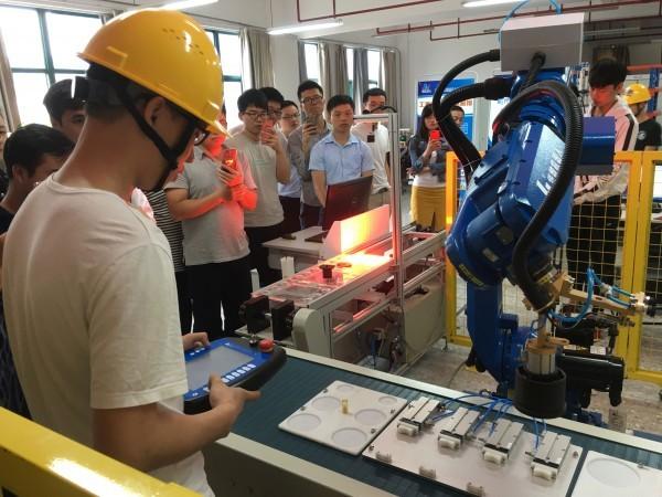 Quality Scalability Easily Robot Teach Pendant With Industrial Robot System for sale