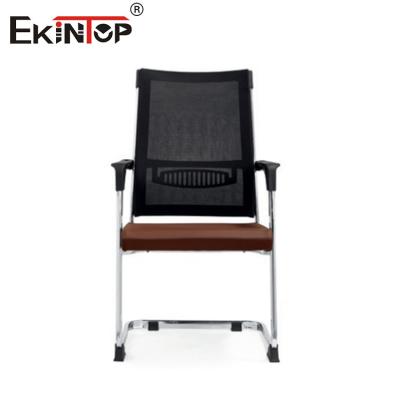 China Cadeira de escritório de malha central com almofada de assento de espuma e apoios de braço adequados para escritório à venda