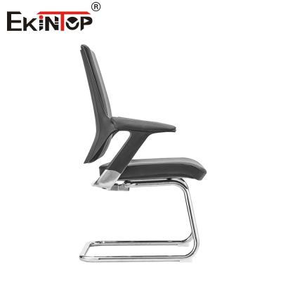 China Cadeira de escritório de couro preto com braços de estilo moderno e personalizável à venda