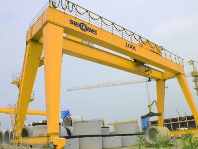 China Grúas de puente interior y exterior de 30 toneladas de doble viga única grúa con boca de tren con máquina elevadora en venta