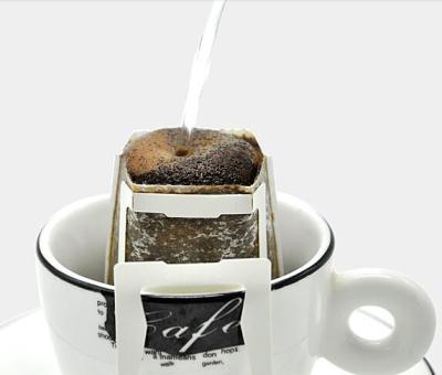 中国 OEMの金属のコーヒー醸造業者の白いKraftdisposableの滴りのコーヒーのフィルターの滴り袋 販売のため