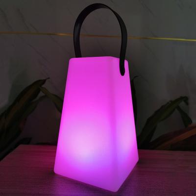 China Lámpara LED portátil recargable Control inalámbrico Colorido para acampar en venta