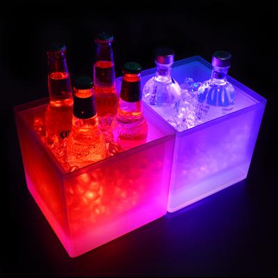 Cina Moderno secchio di ghiaccio a LED quadrato, doppio strato illuminante secchio di champagne trasparente in vendita