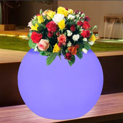 China CE/ROHS 16 colores cambiantes macetas de flores brillantes de forma redonda PE recubierto para la decoración en venta