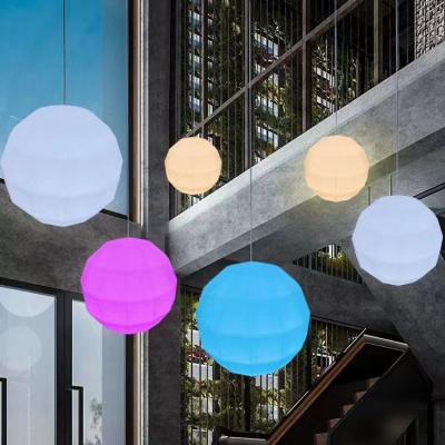 中国 屋外用PE プラスチック 輝くボールライト 再充電可能な多面体 輝く球形 販売のため