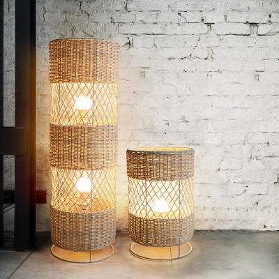Cina Lampada da terra a LED di vimini di rattan fatta a mano per la decorazione del soggiorno in vendita