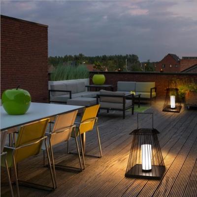 China Lámpara de lanterna de suelo de ratán E27 base para jardín al aire libre en venta
