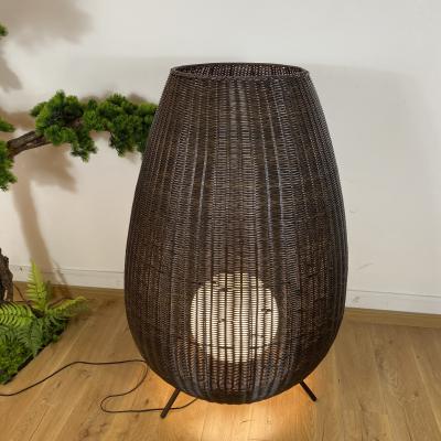 China Lámpara de piso de ratán de lujo personalizada, luz de piso de vícara creativa para interiores en venta