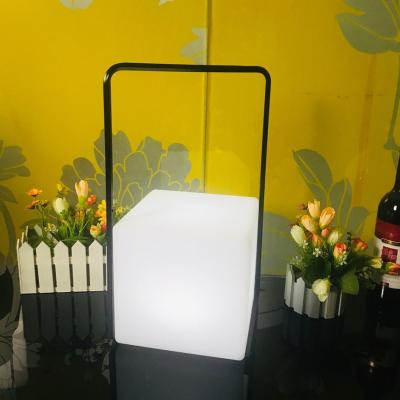 China Luz de lámpara LED portátil decorativa IP65 resistente al agua 16 colores cambiantes en venta