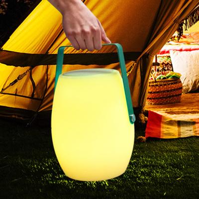 China Lámpara LED portátil personalizada 4100K de colores recargable para acampar en venta
