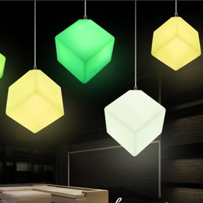 Chine Commande à distance LED extérieure Cube Light Pendant Light Pour les événements et les fêtes Décoration à vendre
