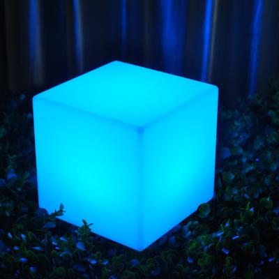 China Glowing Outdoor LED Cube Light Chair Plástico IP65 Impermeável Para Decoração de Parque Villa à venda