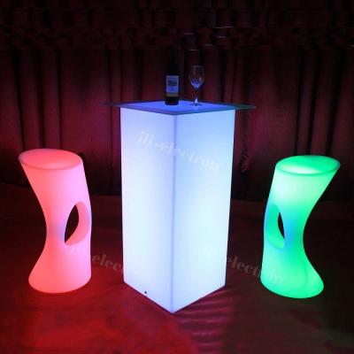Chine Table à cocktail extérieure à LED haute cuboide PE en plastique avec télécommande à vendre