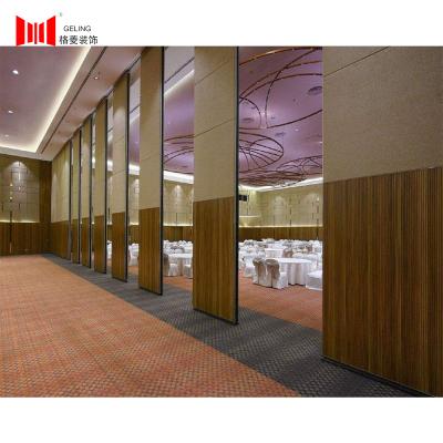 China La división de desplazamiento acústica del plegamiento de la moda empareda 95m m para el banquete Pasillo del hotel en venta