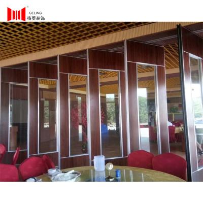 China Wooden Surface Tempered Glass Movable Wall 67mm Thick 10db Soundproof for sale
