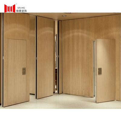 China 95mm Soundproof Yellow Wood Movable Partition Wall For Banquet Hall for sale