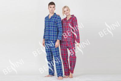 中国 恋人のパジャマの綿の糸の染められた点検のフランネルの長い袖の長ズボンのサテンの配管小型のサテン布張ボタン 販売のため