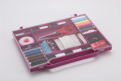 China Mini caja de coser para principiantes Kit de hilos profesionales de plástico herramientas de hilos de aguja de plástico suministros de inicio en venta