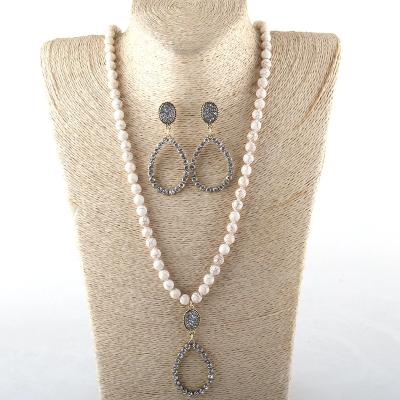 中国 Popular Gift Women White and Turquoise Stone Knotted Jewelry Set Turquoise and Crystal Drop Pendant Necklace Earring Set 販売のため