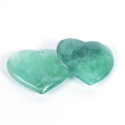 China Europe Wholesale Natural Green Fluorite Heart Healing Crystal Extraordinarily Cut Crystal Gifts à venda