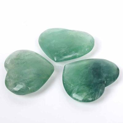 China Wholesale Europe Exquisite Natural Green Fluorite Crystal Carvings Healing Home Decorations Heart-Shaped and Gifts en venta