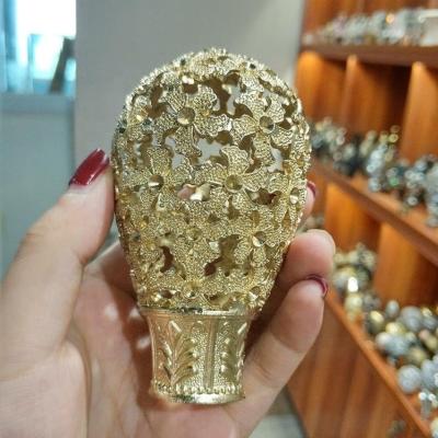 Chine accessoires en gros de tige de rideau en finial de montures en métal de couleur d'or des prix de tige de rideau à vendre