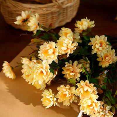 China Ramo floral real elegante lamentable Daisy Tabletop Decorative de las flores artificiales del tacto en venta