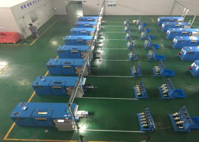 China Alambre de cobre del azul de cielo que tuerce la máquina, operación de la pantalla táctil en venta