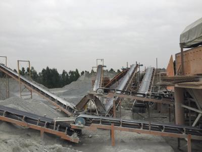 中国 TD Stone Rock Rubber Belt Conveyor 1400mm Width Carbon Steel Frame 販売のため