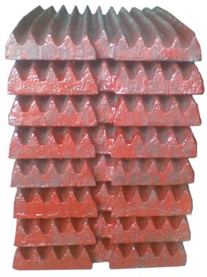 中国 採鉱の赤いMn13Cr2顎の砕石機の顎は滑らかな表面をめっきする 販売のため