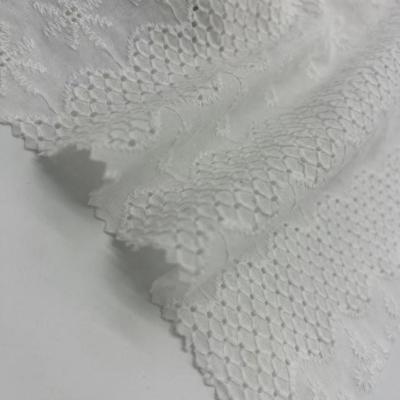 China Tecido de bordado branco de malha pequena 100% N transpirável para roupas de forro à venda