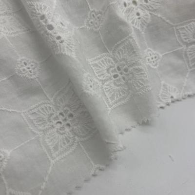 China Small Mesh Design White Embroidery Fabrics 100% Cotton Breathable For Dresses Te koop